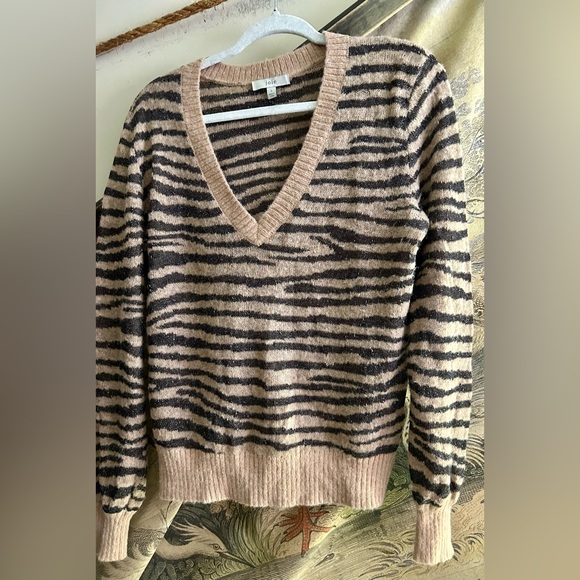 Joie Animal Print V Neckline Metallic Thread Swey SZ Small - Picture 4 of 7